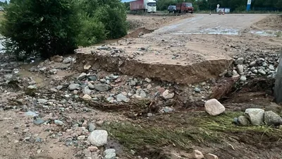 Ливни на Иссык-Куле: размыло дорогу близ Конкино и сошел сель на трассе к Барскоону