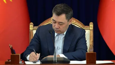 Садыр Жапаров передал один из госбанков Управделами президента