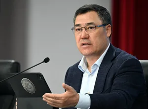 Садыр Жапаров похвалил выпускницу из Кочкора, набравшую высший балл на ОРТ