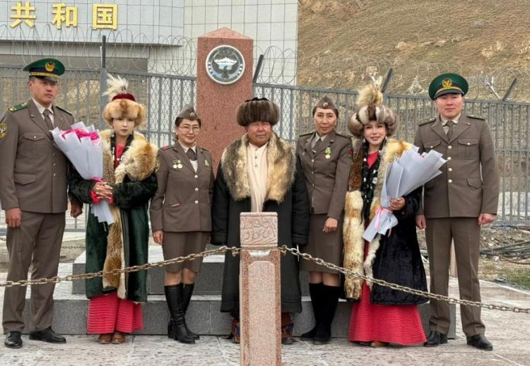 Кытайдан келаткан кыргыз кыздарын чек арачылар «Торугарт» бекетинен тосуп алышты