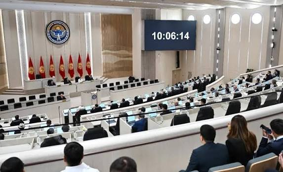 В Жогорку Кенеше приняли закон о референдуме, который предложил президент