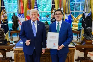 Edil Baisalov presents credentials to Donald Trump