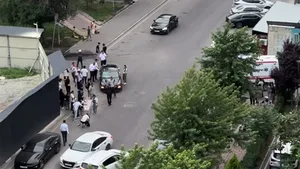 В Бишкеке водитель Kia K3 сбил водителя электровелосипеда (видео)