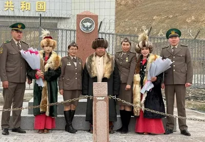 Этнические кыргызки на конях пересекли границу Китая. Их встретили пограничники Кыргызстан