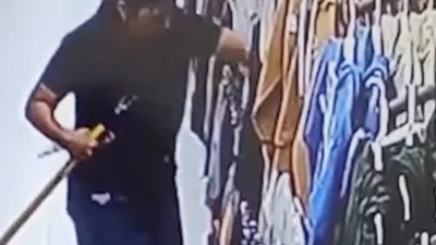 В Балыкчы ребёнок с зажигалкой поджёг одежду в торговом центре. Видео