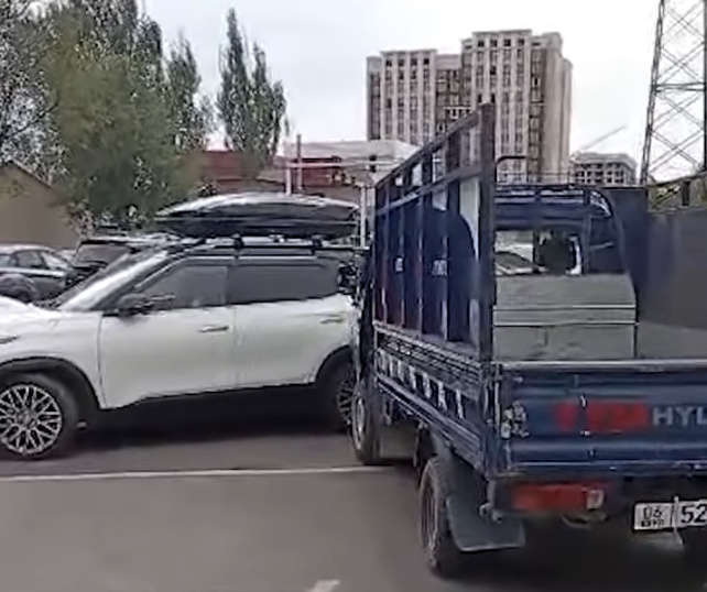 В Бишкеке грузовик въехал в легковые автомобили (видео)