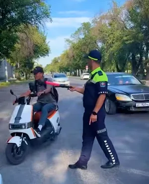 Мотоциклы и скутеры массово проверяют на улицах Бишкека