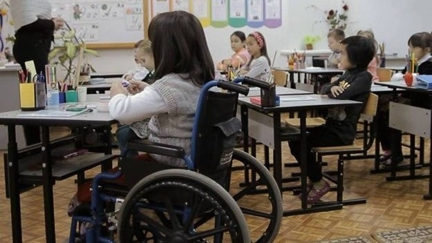 Для внедрения института ассистентов учителей в школах КР не хватило денег