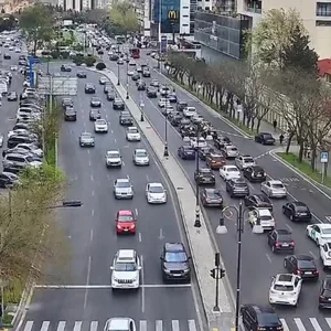 В Баку на ряде дорог затруднено движение транспорта