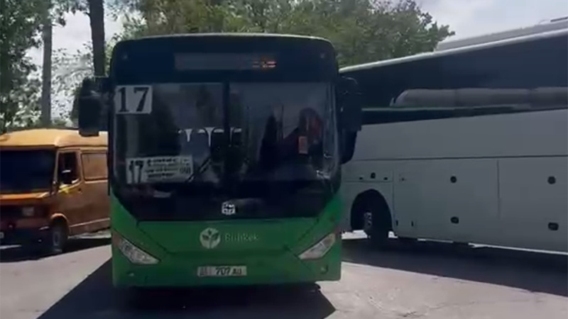 В Бишкеке столкнулись городской и туристический автобусы (видео)