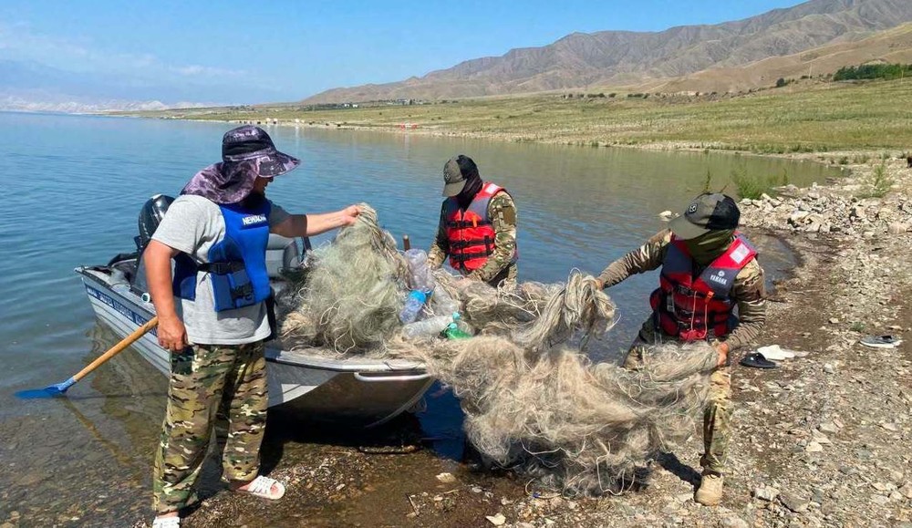 Из Токтогульского водохранилища извлекли 600 метров незаконных рыболовных сетей