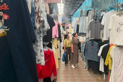 В Бишкеке торговцы рынка «Дордой» пожаловались на отключения света в жару