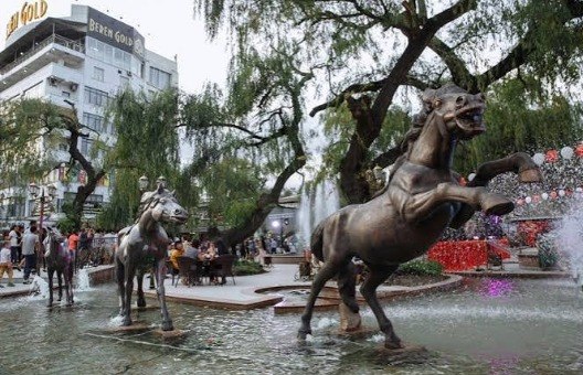 В Бишкеке на площадку у ЦУМа вернули «тех самых лошадей»