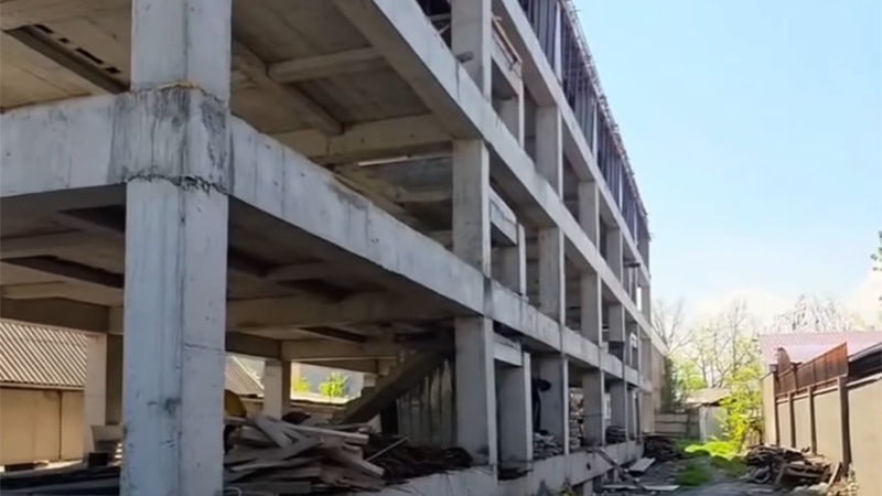 В Бишкеке приостановили лицензию одной из стройкомпаний (видео)