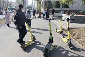 В Бишкеке пригрозили запретом самокатов из-за хаоса на улицах города