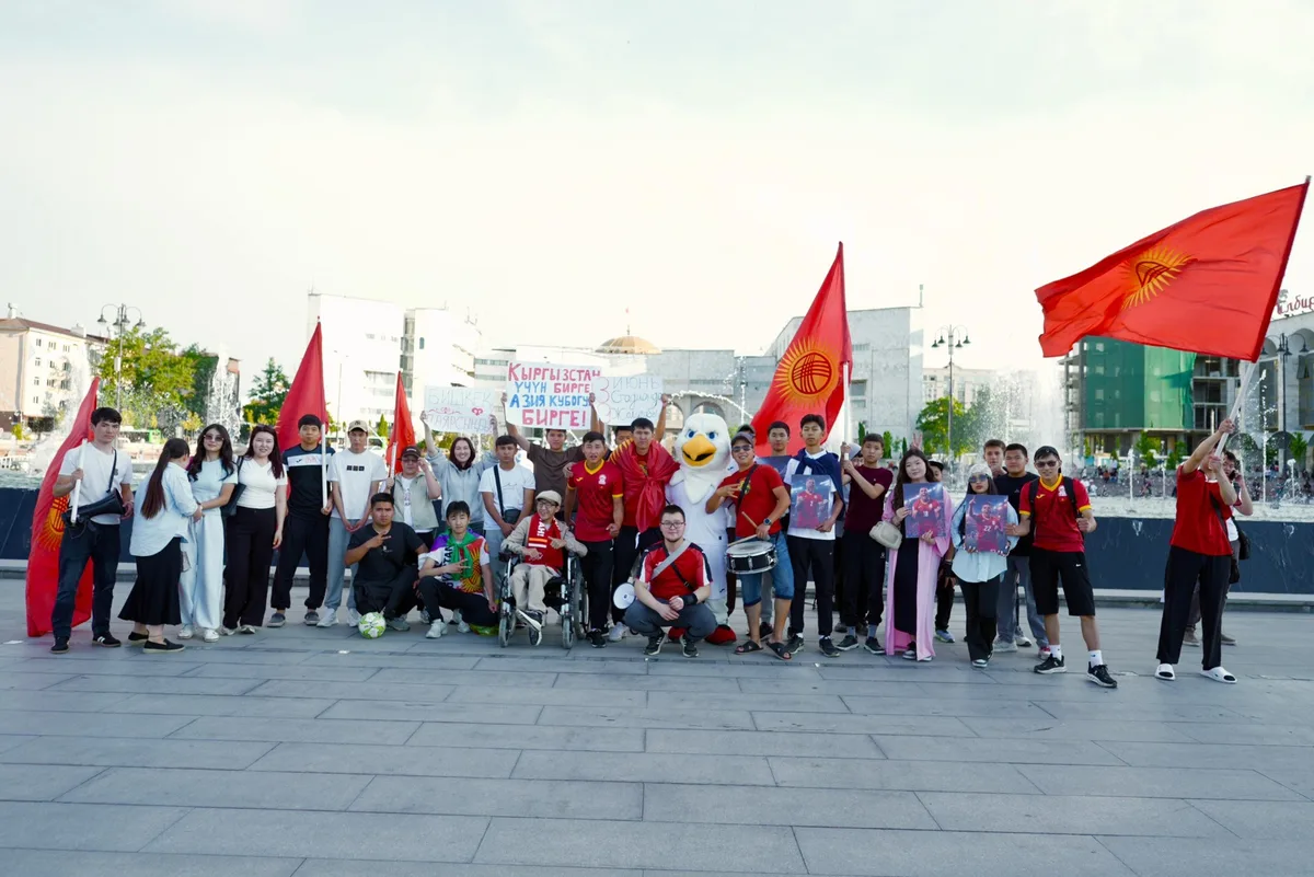 В Бишкеке прошел марш в поддержку национальной сборной по футболу
