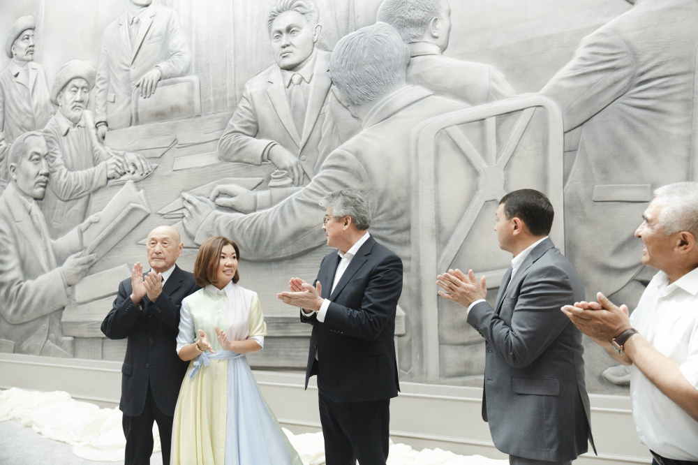 В Old Bishkek открыли панно с отцами-основателями Кыргызстана. Почему это стоит увидеть?