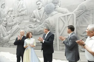 В Old Bishkek открыли панно с отцами-основателями Кыргызстана. Почему это стоит увидеть?