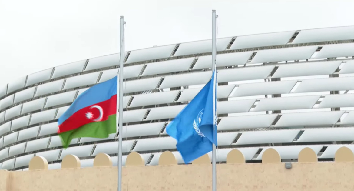 На Бакинском олимпийском стадионе подняты флаги Азербайджана и ООН