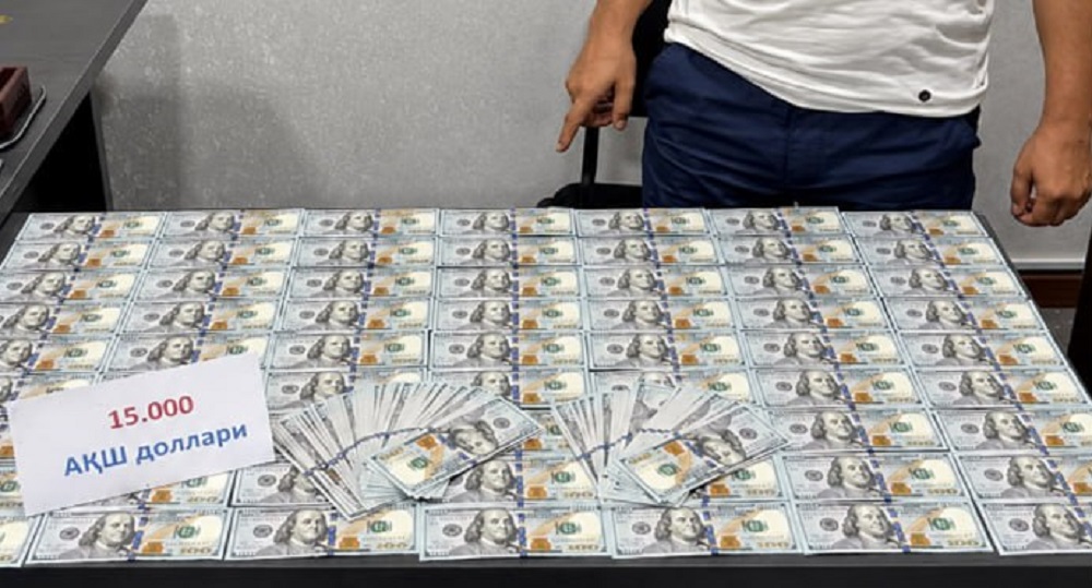 В Ташкенте чиновника поймали с поличным при получении 15 тысяч долларов за махинации с арендой земли