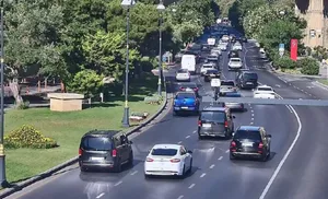 В Баку на ряде улиц и проспектов затруднено движение транспорта