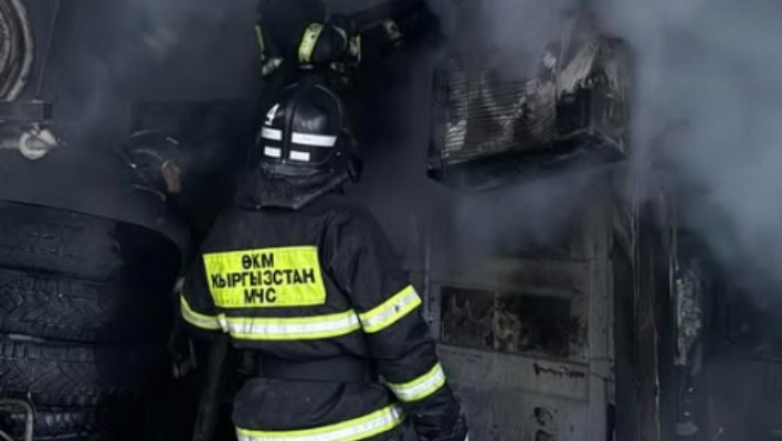 В Бишкеке горит склад на улице Лущихина (видео)