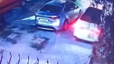 Бишкекчанка сняла на видео водителя, который выбрасывал бутылки из окна машины