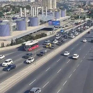 На ряде улиц и проспектов Баку затруднено движение транспорта