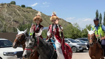 Из Китая верхом на лошадях. Бишкек встретил кыргызских девушек из Кызыл-Суу