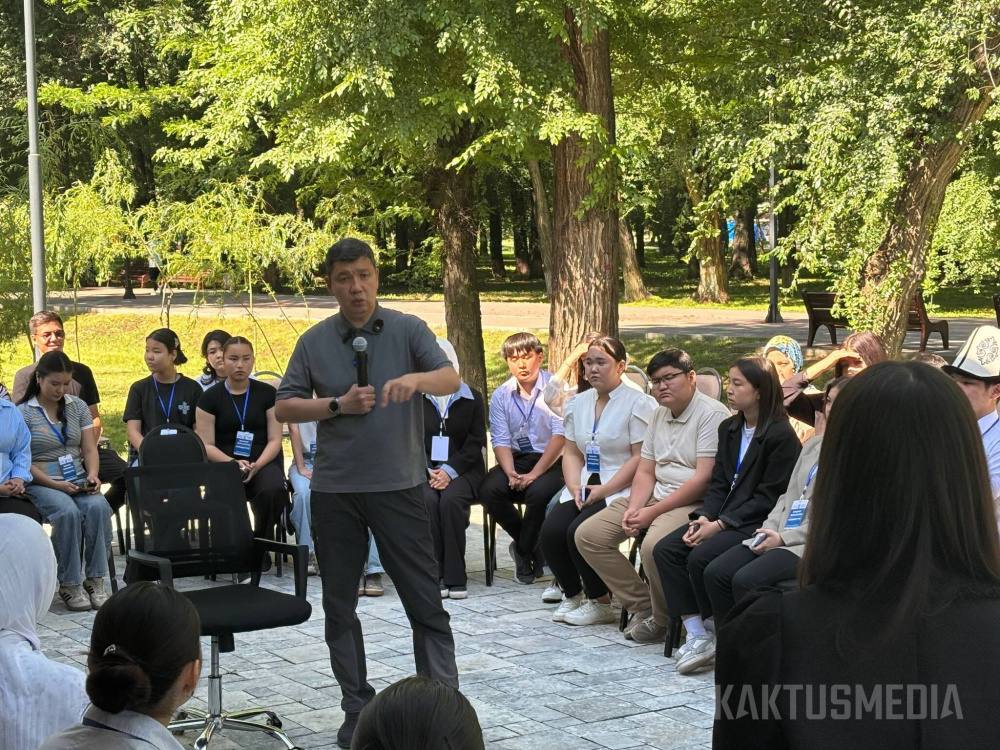 "Будем сажать". Мэр и молодежь провели акцию (видео)