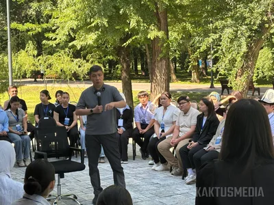 "Будем сажать". Мэр и молодежь провели акцию (видео)