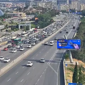 В Баку в трех направлениях затруднено движение транспорта