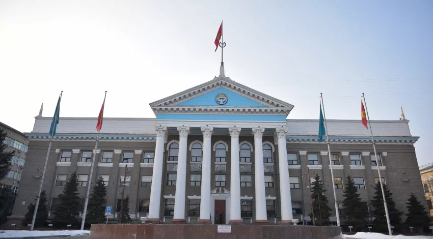 В мэрии Бишкека объяснили, почему необходимо проложить дорогу через университет «Манас»