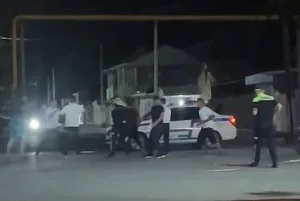 В Манасе мужчины закидали друг друга камнями на глазах у милиционеров