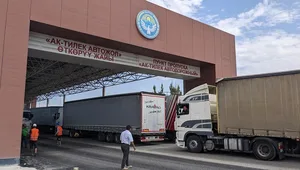 На пункте пропуска "Ак-Тилек" в очереди стоят 270 машин