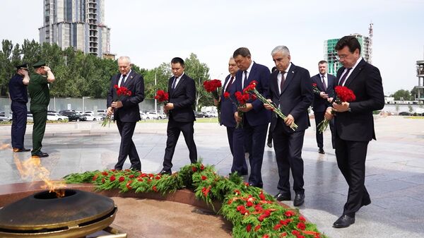 День памяти и скорби — в Бишкеке возложили цветы к Вечному огню. Видео