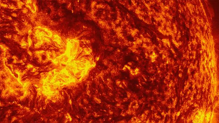 На Солнце резко выросла активность. Землю может задеть выброс плазмы