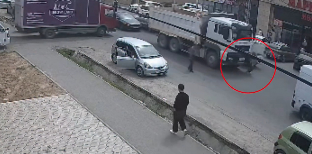 В Бишкеке грузовик насмерть сбил 58-летнюю женщину (видео)