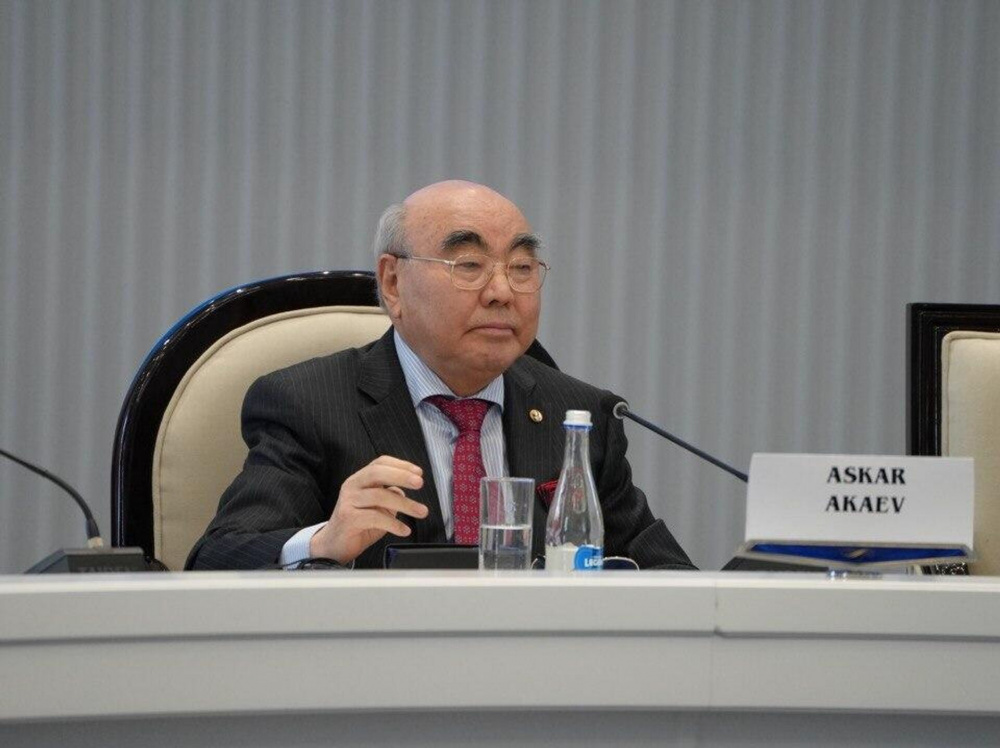 Аскар Акаев прокомментировал свои слова о дополнительном мандате для Садыра Жапарова