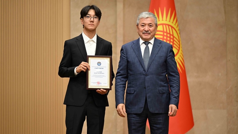 "Golden certificates" presented to school graduates with highest National Admission Test scores