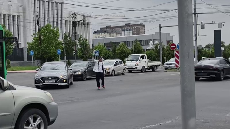 Блэкаут в Бишкеке. Горожане самостоятельно регулировали движение на перекрестках (видео)