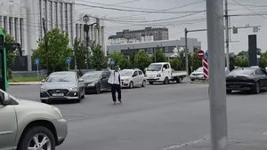Блэкаут в Бишкеке. Горожане самостоятельно регулировали движение на перекрестках (видео)