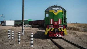 В Кара-Балте столкнулись поезд и мини-грузовик, водитель погиб. Видео