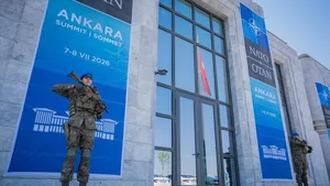 Саммит НАТО в Анкаре: альянс входит в зал заседаний без прежней Америки