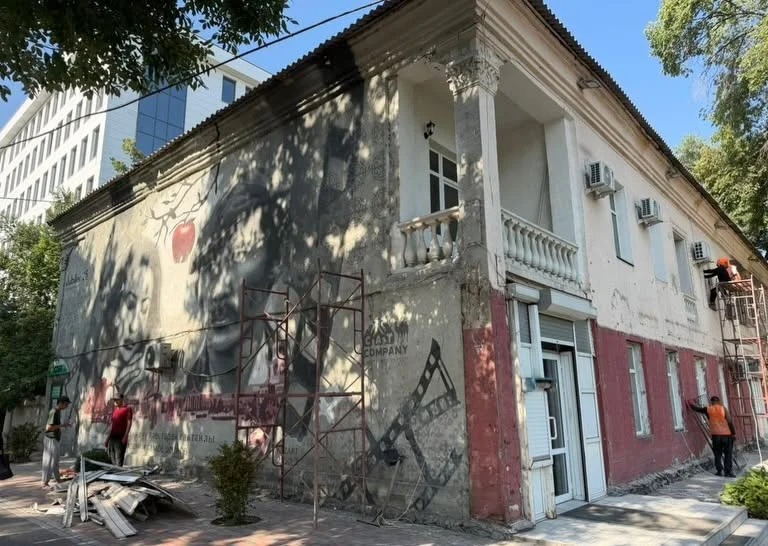 В центре Бишкека обновляют фасад здания по проспекту Чуй