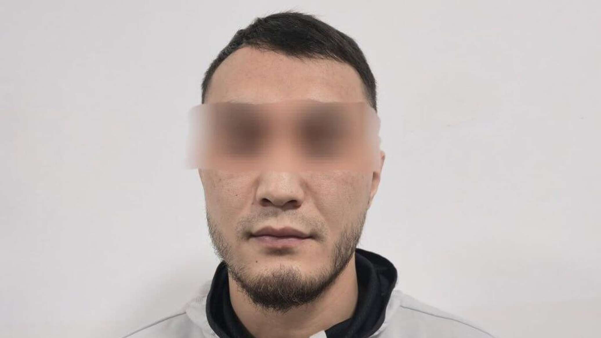 Парень, похожий на Акжола Махмудова, избил мужчину — подробности