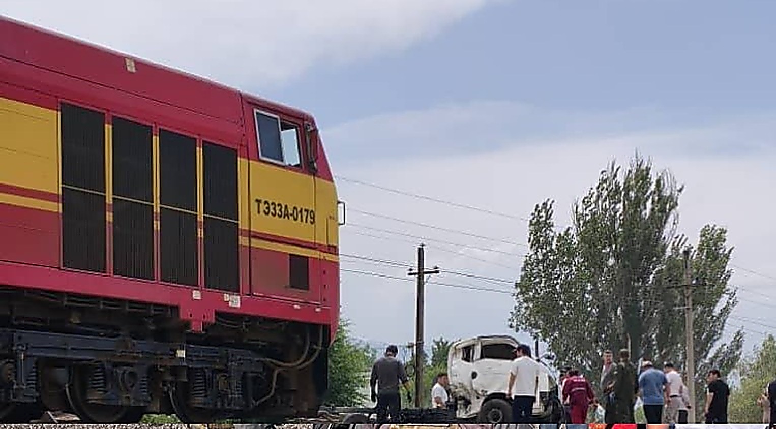 В Кара-Балте локомотив протаранил грузовик на железнодорожном переезде