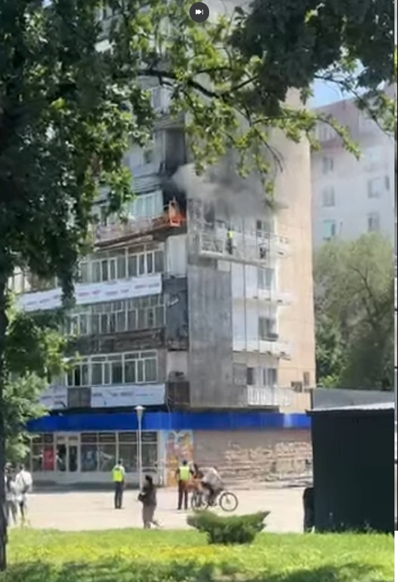 Пожар вспыхнул в доме «Океан» в центре Бишкека