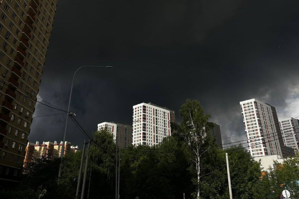 Крупнейшая с начала войны атака на Москву: горит НПЗ, закрыты аэропорты...