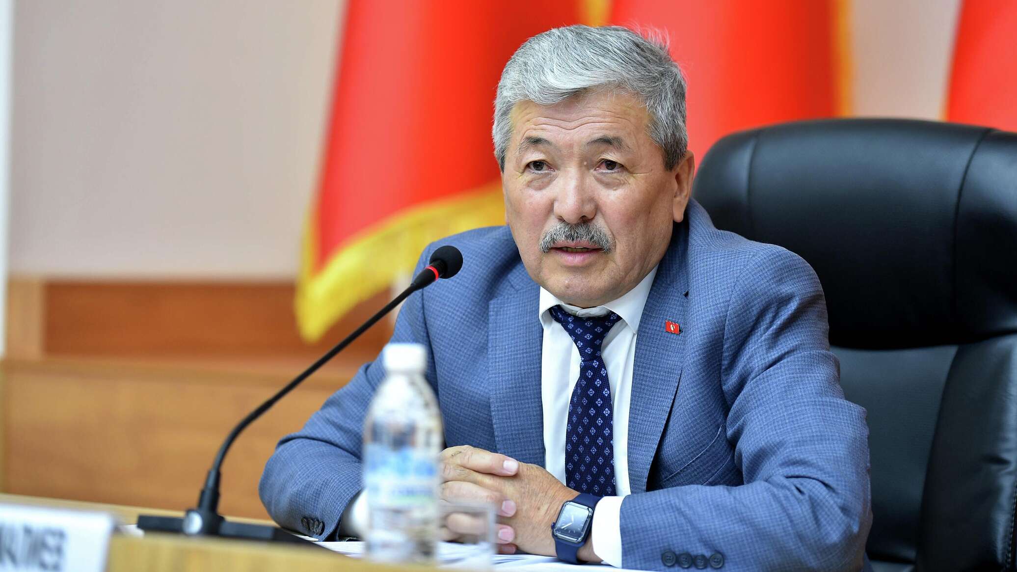 Чиновников в Кыргызстане "разденут" на лето, но не полностью